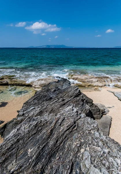 岩の美しいビーチと海の上に — ストック写真