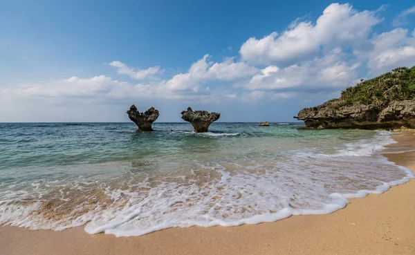 Kleine hart vorm eiland langs het strand — Stockfoto