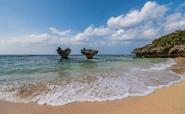 Pequeña isla en forma de corazón a lo largo de la playa Imagen de stock