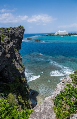 Güzel bir plaj yakınındaki yüksek uçurum