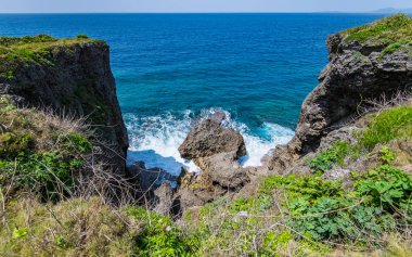 Büyük dalga yukarıda iki yüksek kayalıklarla 