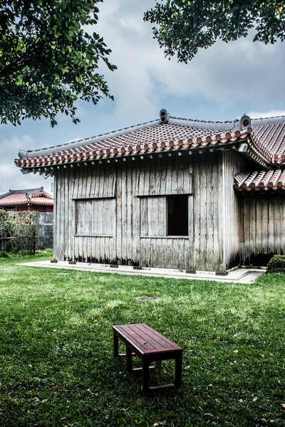 Gammalt slott med lång bänk under trädet — Stockfoto