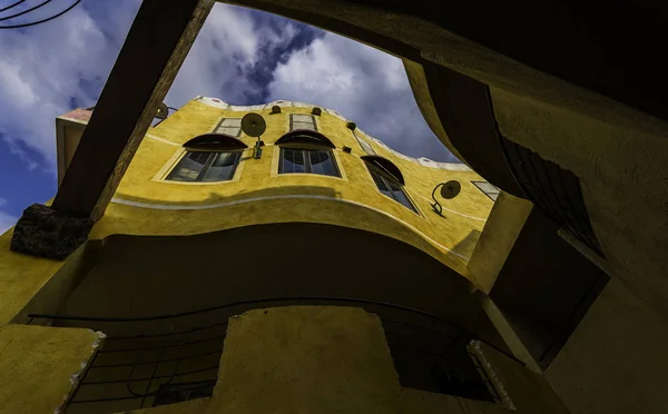 現代の黄色い建物 — ストック写真