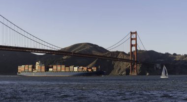Golden Gate Köprüsü altında çalıştırmak tekne nakliye 