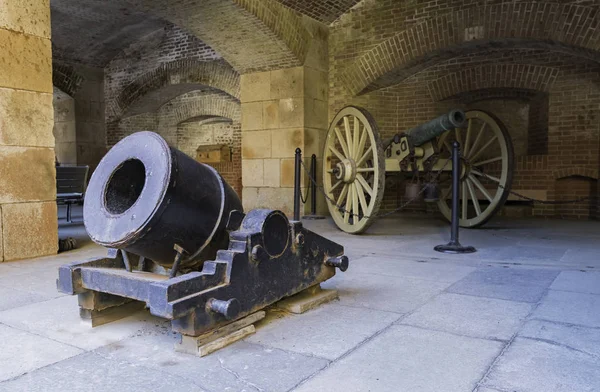 İki eski topları Fort noktasında göster