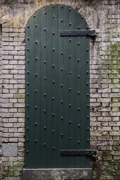 Zamknięty zielony drzwi w budynku Alcatraz — Zdjęcie stockowe