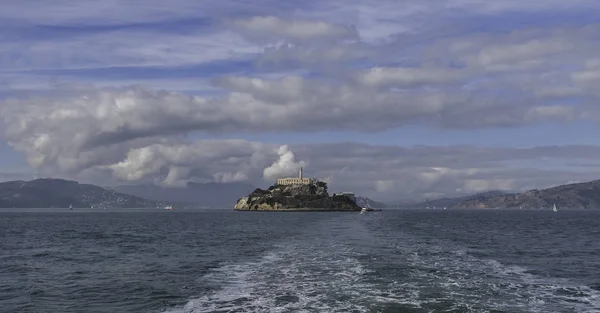 Île d'Alcatraz par temps nuageux — Photo