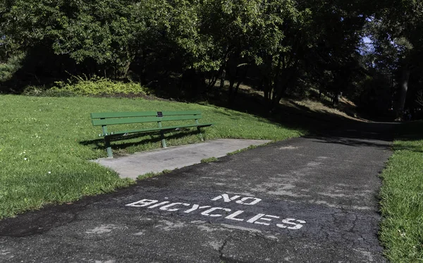 Banco Largo Días Soleados Con Señales Que Hay Bicicletas Carretera — Foto de Stock