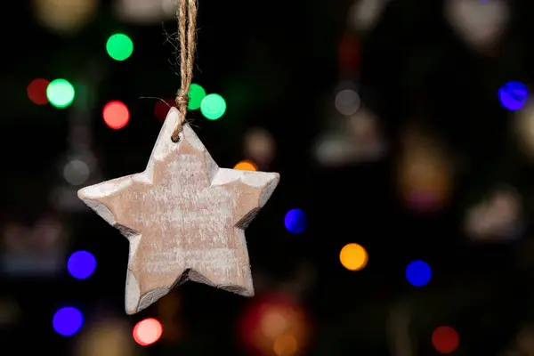圣诞树上挂着圣诞装饰品的星星形状 — 图库照片