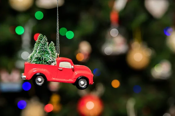 Camioneta Roja Con Árbol Navidad Colgado Árbol Navidad —  Fotos de Stock