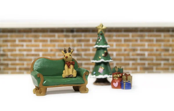 Reindeer Sitting Long Green Bench Christmas Tree — Stock Photo, Image