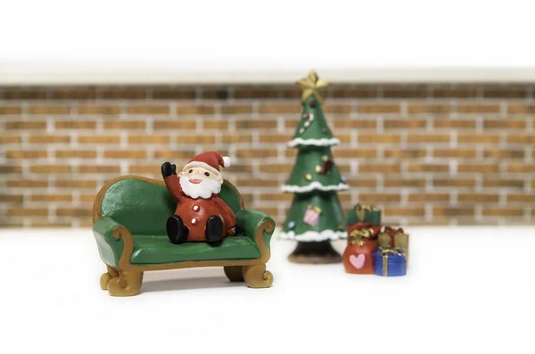 Weihnachtsmann Sitzt Auf Langer Grüner Bank Neben Weihnachtsbaum — Stockfoto