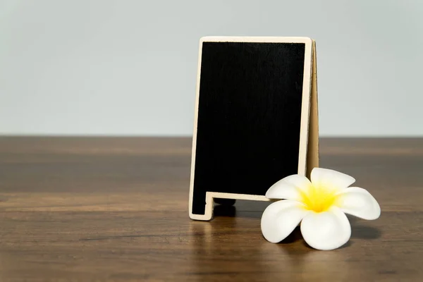 Blank Wooden Black Board White Plumeria Flower — Stock Photo, Image