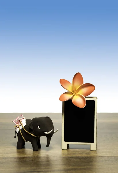 One Elephant Clay One Flower Top Blank Black Board — Stock Photo, Image