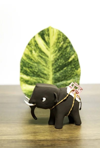 Argila Elefante Com Uma Folha Verde — Fotografia de Stock