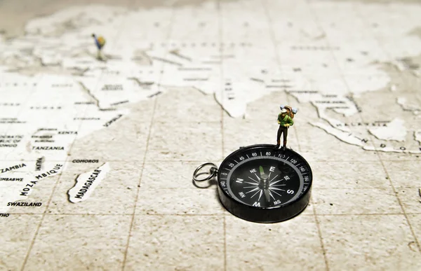 Tiny Traveler Model Stand Compass Brown Map — Stock Photo, Image