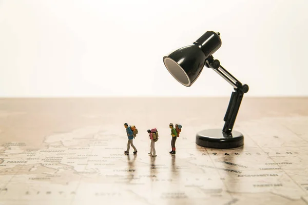 Três Modelos Humanos Minúsculos Caminham Mapa Mundo Com Lâmpada — Fotografia de Stock