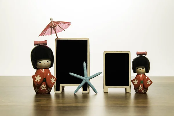 青い星の魚と赤い傘 つ空白ブラック ボードと つの日本の人形 — ストック写真