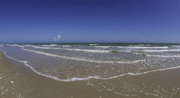 Vlotte Golf Van Zee Het Strand Met Kleine Wolk Blauwe — Stockfoto