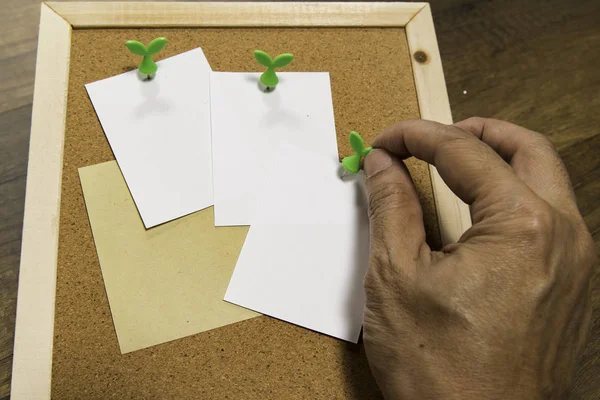 Pino Mão Humano Direito Branco Pequeno Papel Branco Placa Cortiça — Fotografia de Stock