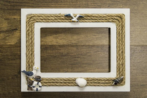 Képkeret Fából Készült Asztal Körül Kötél Díszítéssel — Stock Fotó