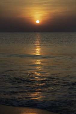 Pürüzsüz dalga deniz ve deniz gündoğumu ile sabah