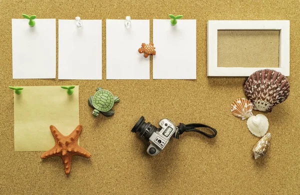 Vier Leeg Witboek Één Blanco Geel Papier Met Fotolijstjes Camera — Stockfoto