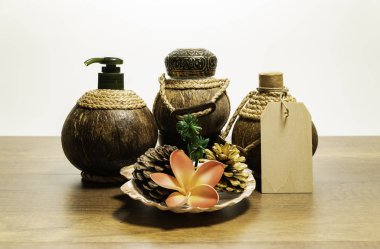 Üç Hindistan cevizi spa çiçek ve deniz kabuğu ile ayarla