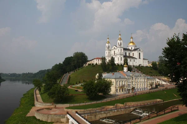 A Szentlélek kolostor és a Nagyboldogasszony székesegyház. Fehéroroszország Vityebszk — Stock Fotó