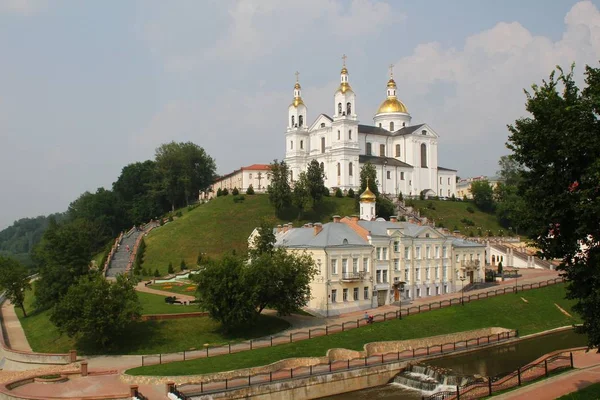 A Szentlélek kolostor és a Nagyboldogasszony székesegyház. Fehéroroszország Vityebszk — Stock Fotó