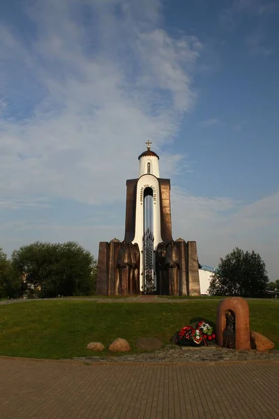 Chapelle sur l'île du Courage et de la Douleur (île des larmes). Belarus, Minsk — Photo