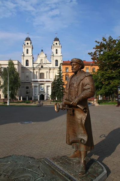 Sculpture vue avec les clés de la ville, Minsk — Photo