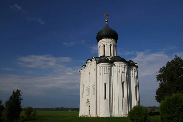 Iglesia de la Intercesión en el Nerl. Rusia — Foto de Stock