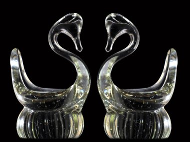 Siyah zemin üzerindeki saydam cam nesnelerde ışık efektleri.