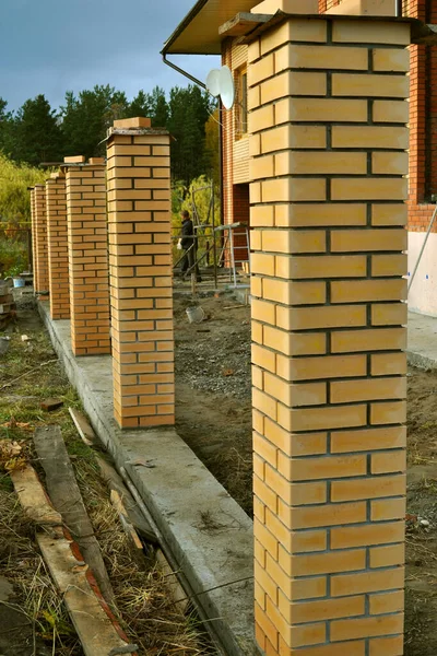 Budowa Murowanego Ogrodzenia Wokół Budynku Żółtej Cegły — Zdjęcie stockowe