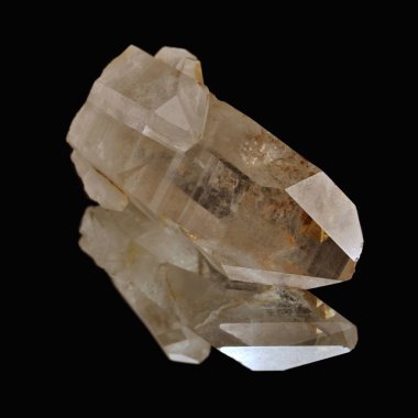 Kuvars kristali siyah arkaplandaki aynaya yansıtılır