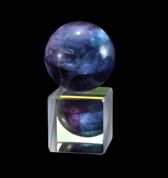 Kugel Aus Mineralfluorit Spiegelt Sich Einem Prisma Auf Schwarzem Hintergrund — Stockfoto