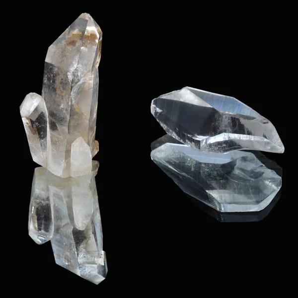 Ένας Κρύσταλλος Χαλαζία Και Ποικιλίες Του Από Κρύσταλλο Αντανακλάται Έναν Εικόνα Αρχείου