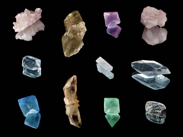 Полудрагоценные камни на зеркальной поверхности на черном фоне
