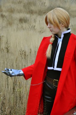 Anime Metal Simyacı 'ndan Edward Elric gibi giyinmiş bir kız.