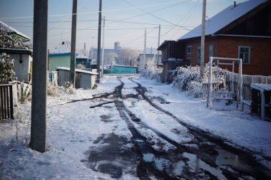 Rusya 'da Sibirya' nın küçük bir kasabasında, Sibirya 'nın ilk kar yağışında, küçük bir kasabada,