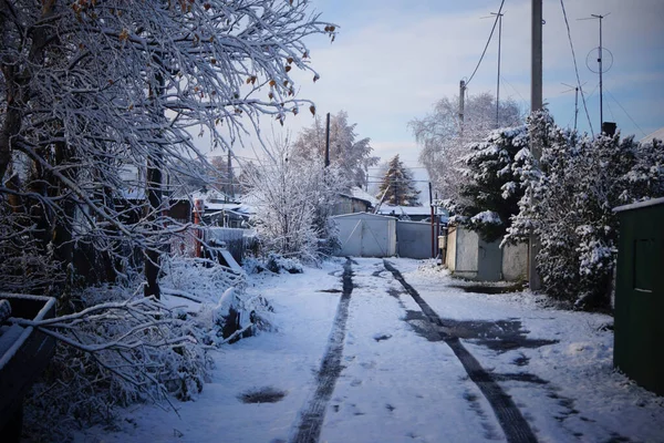 Spuren Eines Autos Ersten Schnee Einer Kleinstadt Sibirien Russland Spuren — Stockfoto