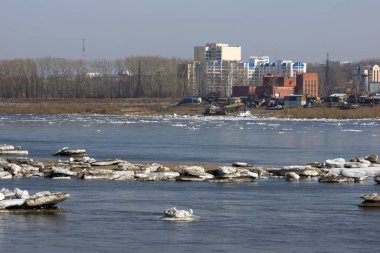 Rusya 'nın Tomsk şehrinde, Sibirya nehri üzerinde bahar buzu sürükleniyor.