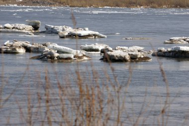 Rusya 'daki Sibirya nehri Tom' da bahar buzu sürükleniyor