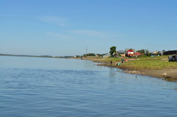 Rusya Batı Sibirya Daki Nehri Kıyısındaki Köy Manzarası — Stok fotoğraf