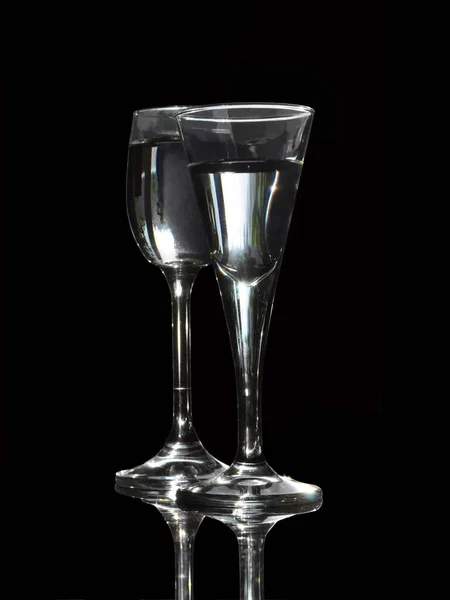 Γυαλιά Ένα Κοντινό Ποτό Μαύρο Φόντο — Φωτογραφία Αρχείου