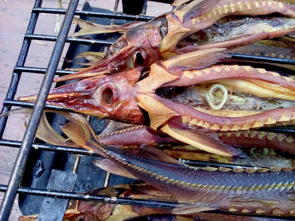 Warm Gerookte Sterretje Buiten Koken Een Zelfgemaakt Apparaat — Stockfoto