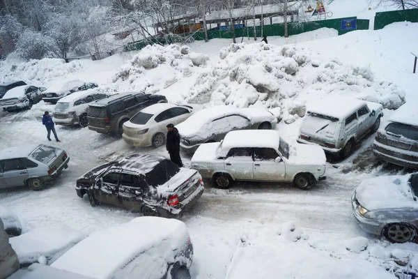     Sabahın erken saatlerinde Rusya 'da Sibirya' da bir apartmanda araba birikmiş.                           