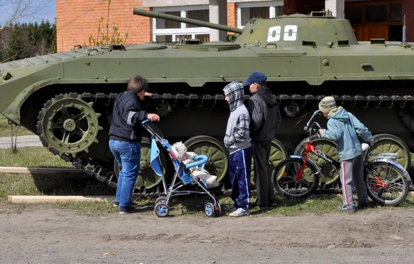 Μικρά Παιδιά Εξετάζουν Στρατιωτικό Εξοπλισμό Ενδιαφέρον — Φωτογραφία Αρχείου