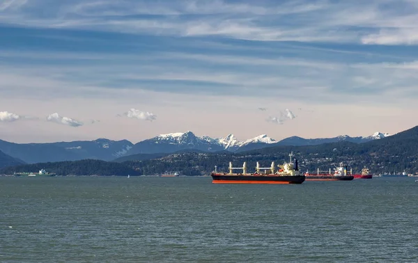 Ocean tankerů kotvících v přístavu Vancouveru — Stock fotografie